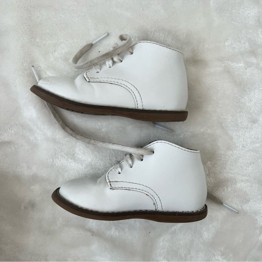 Footmates Todd Bootie- White size 5.5. GUC. Scuffs on toes and dingy laces.